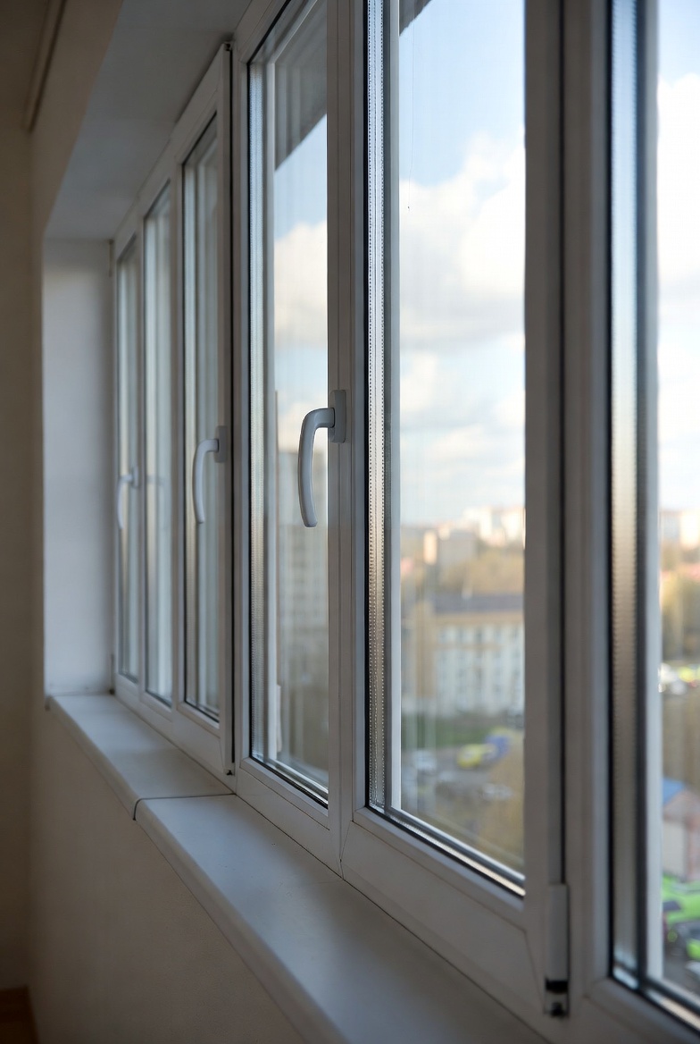 Современные тёплые пластиковые окна в воронежской квартире зимой